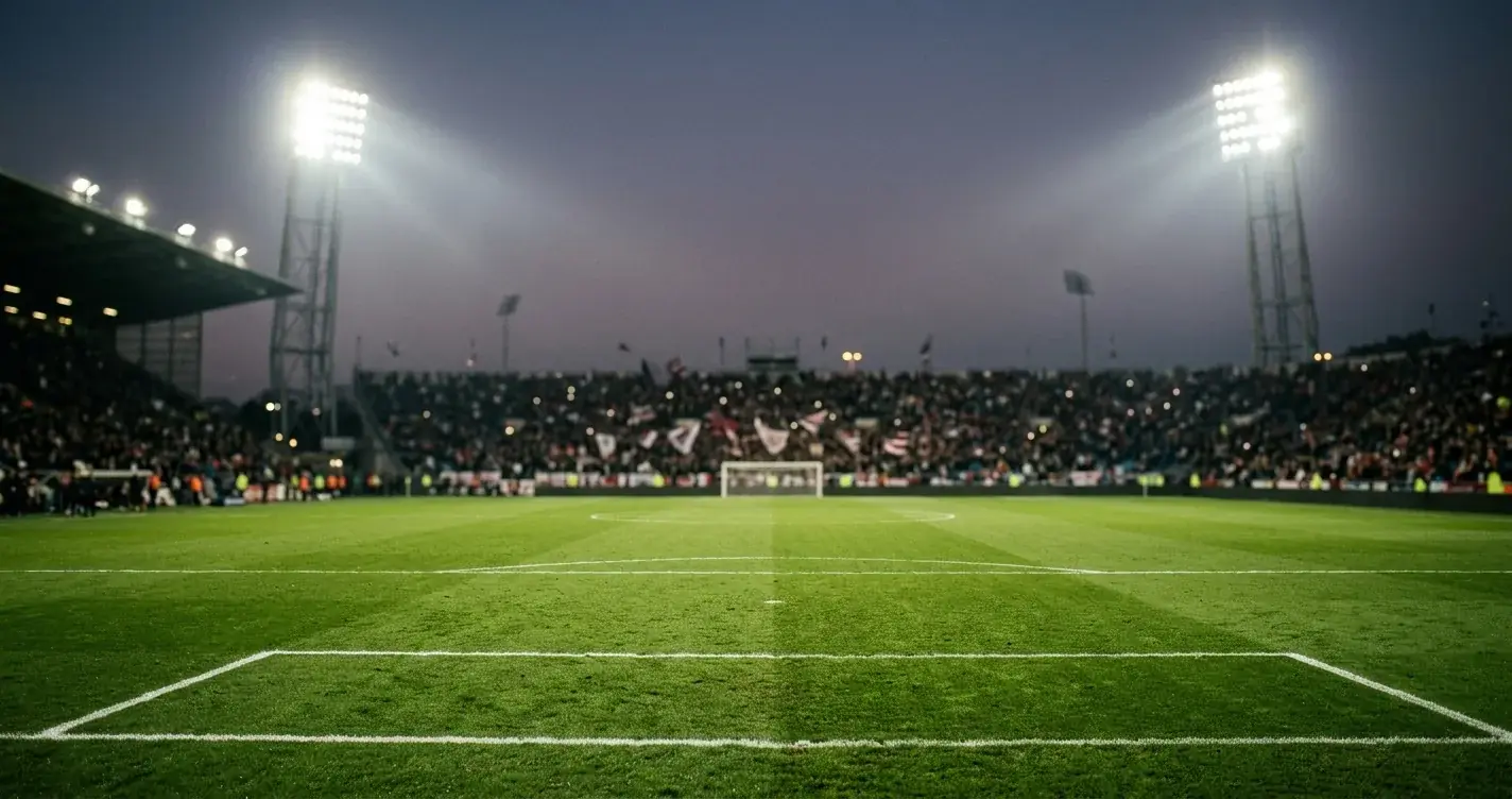 Reflektory nad murawą stadionu piłkarskiego przed wieczornym meczem Mundialu 2026